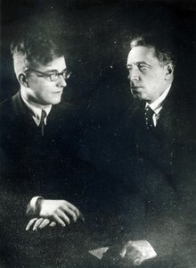 El compositor Dmitri Shostakovich con el director y productor Vsevolod Meyerhold, c.1930 de Russian Photographer